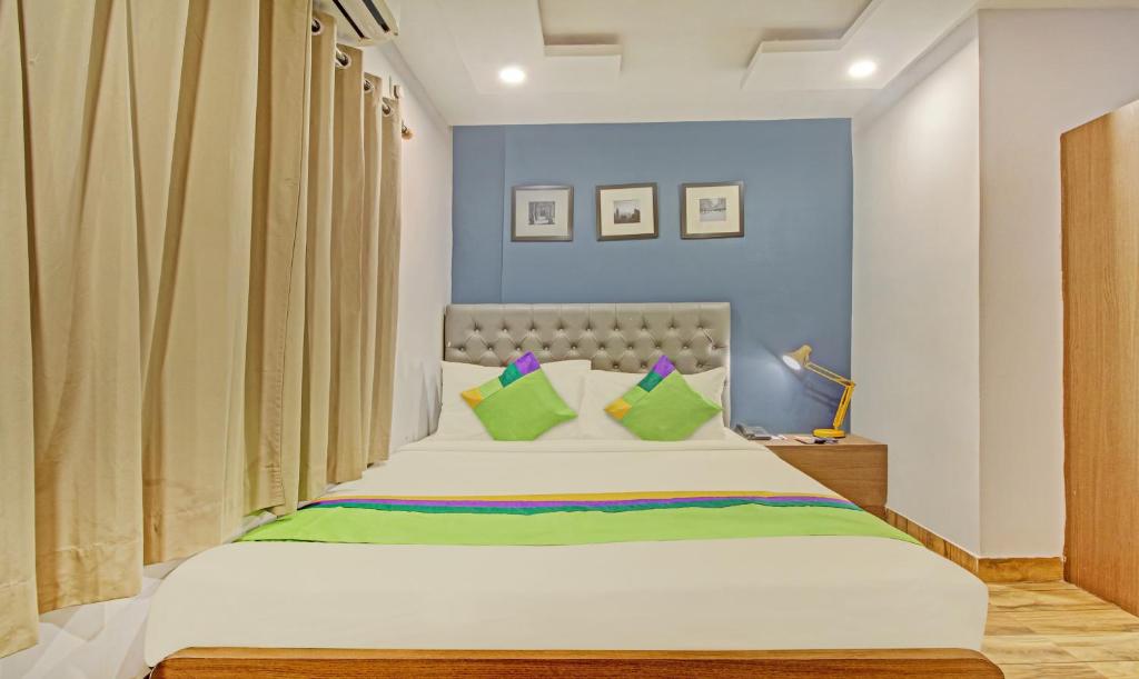 Postel nebo postele na pokoji v ubytování Hotel Royal Crowne near Kolkata Airport