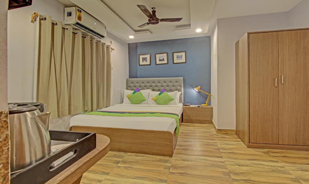 Postel nebo postele na pokoji v ubytování Hotel Royal Crowne near Kolkata Airport