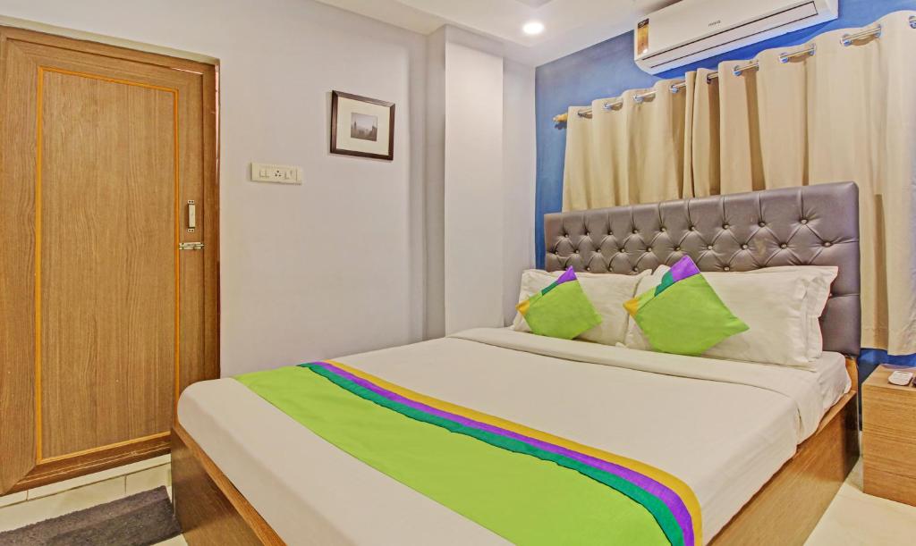 Postel nebo postele na pokoji v ubytování Hotel Royal Crowne near Kolkata Airport