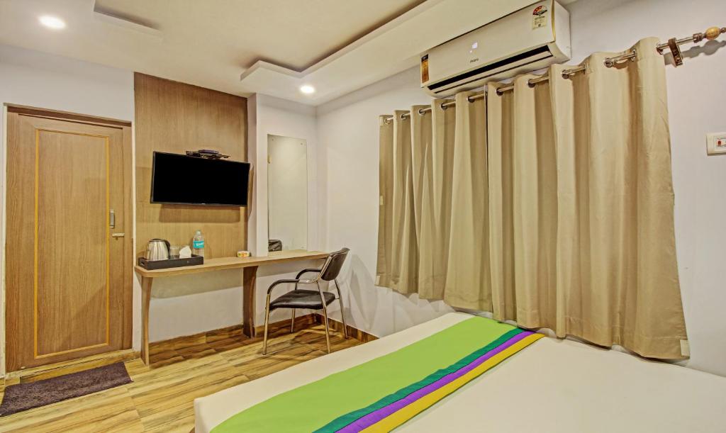 TV a/nebo společenská místnost v ubytování Hotel Royal Crowne near Kolkata Airport