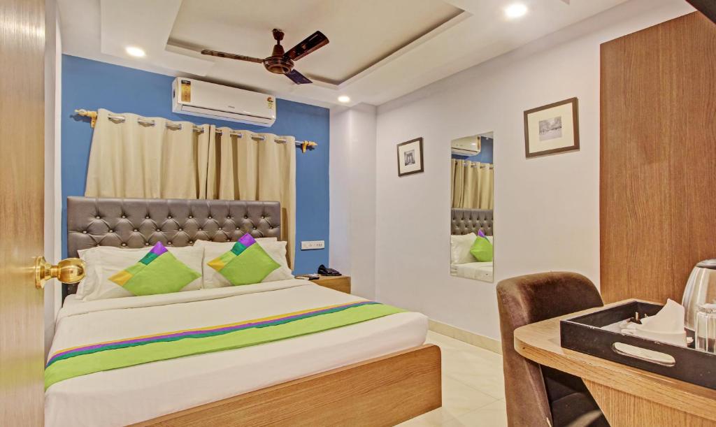 Postel nebo postele na pokoji v ubytování Hotel Royal Crowne near Kolkata Airport