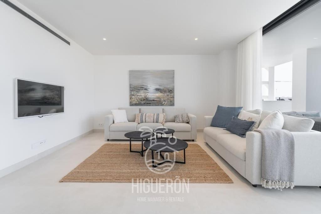 A television and/or entertainment centre at HigueronRentals El Dado