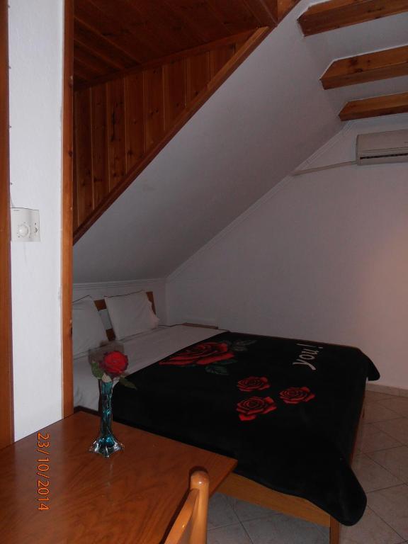 A bed or beds in a room at Guesthouse Agnandi