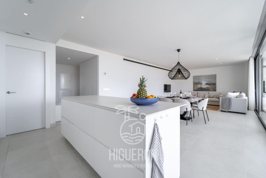 A kitchen or kitchenette at HigueronRentals El Dado