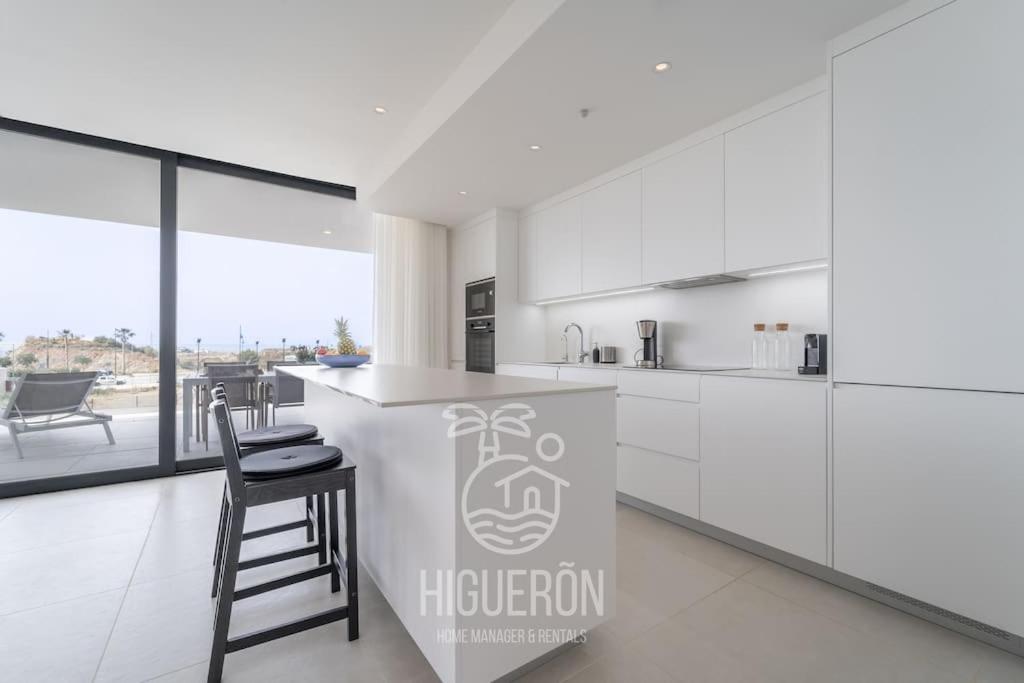 A kitchen or kitchenette at HigueronRentals El Dado