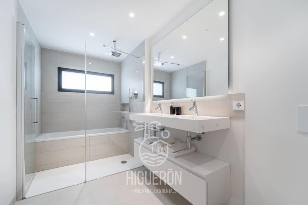 A bathroom at HigueronRentals El Dado