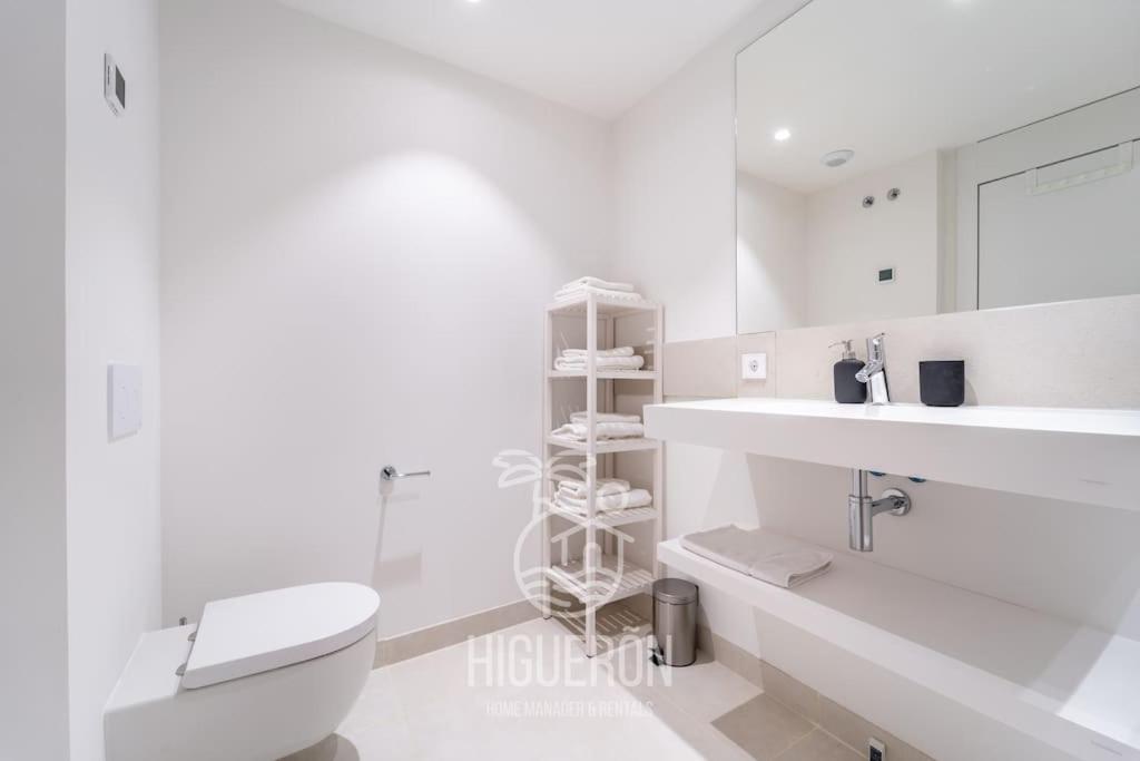 A bathroom at HigueronRentals El Dado