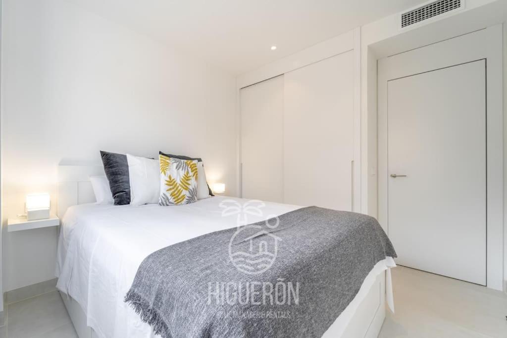 A bed or beds in a room at HigueronRentals El Dado