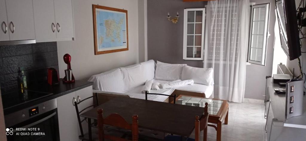 - un salon avec un canapé blanc et une table dans l'établissement Αλεξανδρος 1, à Mirina
