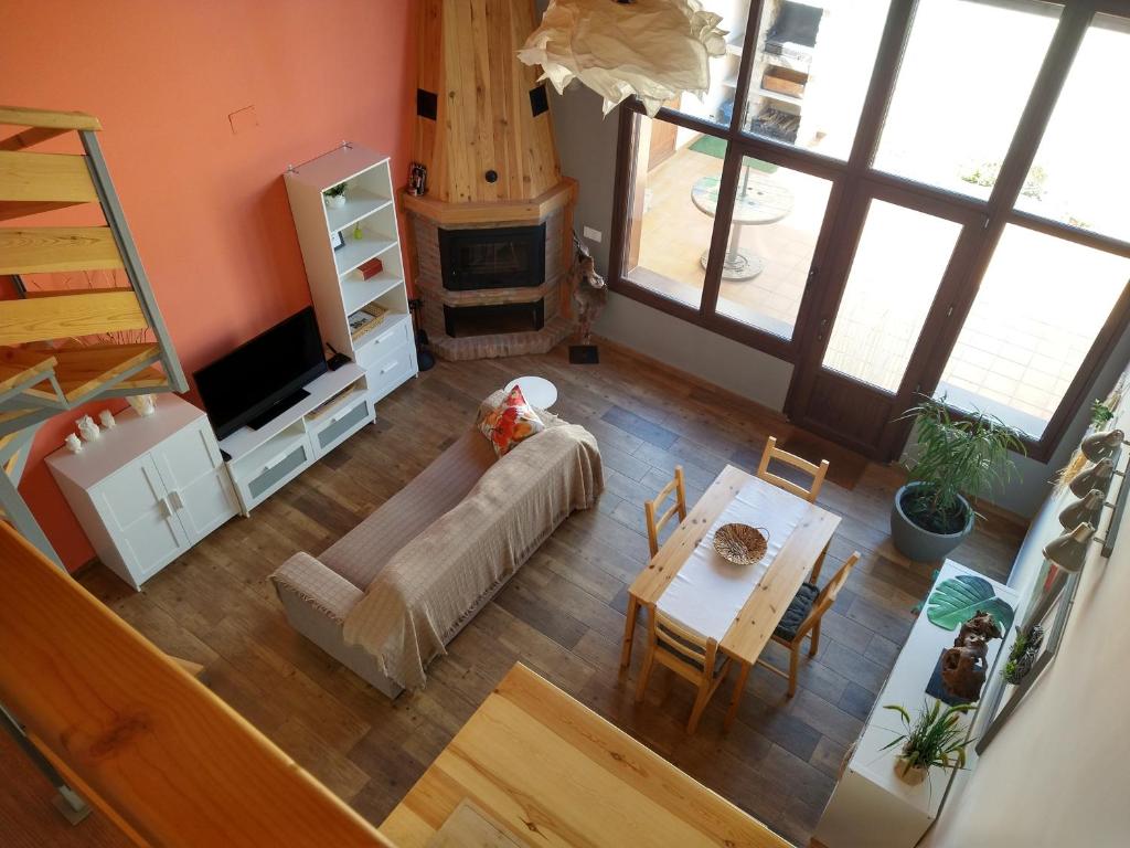 an overhead view of a living room with a fireplace at Las Gemelas 1 y 2 apartamentos turísticos in Cardeñosa