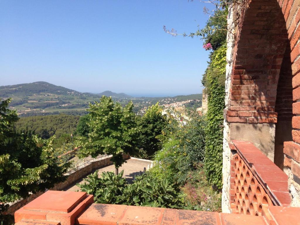 een uitzicht op de heuvels vanuit een bakstenen gebouw bij Studio de charme avec grande terrasse vue mer in Le Castellet