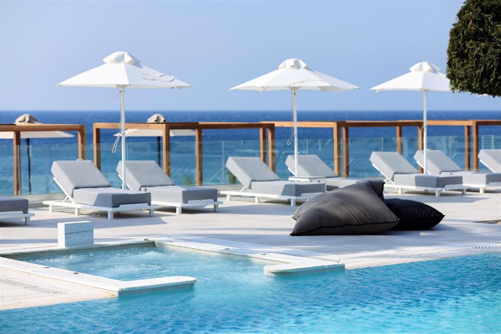 Бассейн в Dimitra Beach Hotel & Suites или поблизости