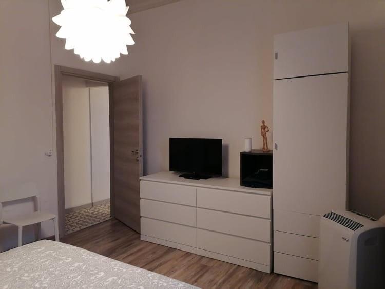 TV a/nebo společenská místnost v ubytování AUXIMUM Appartamenti