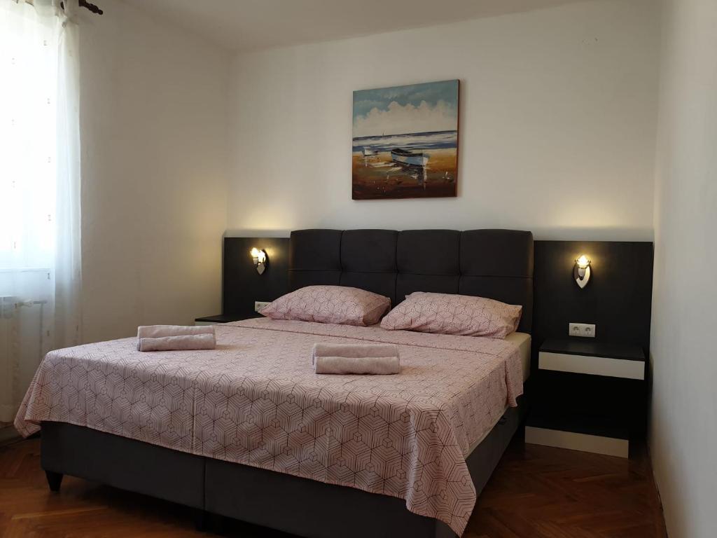 Postel nebo postele na pokoji v ubytování Apartments Ivana