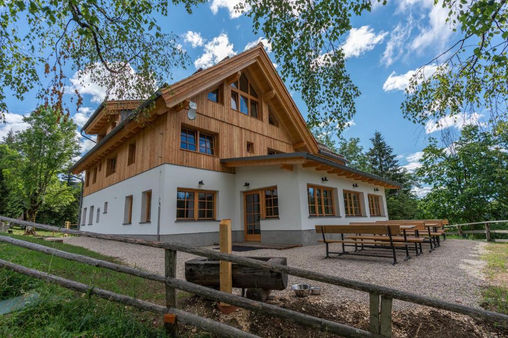 una casa con techo de madera en Planinska koča na Uskovnici, en Srednja Vas v Bohinju
