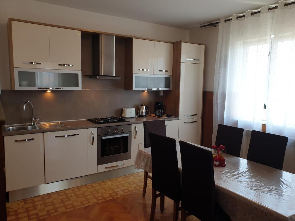 Kuchyň nebo kuchyňský kout v ubytování Apartments Ivana