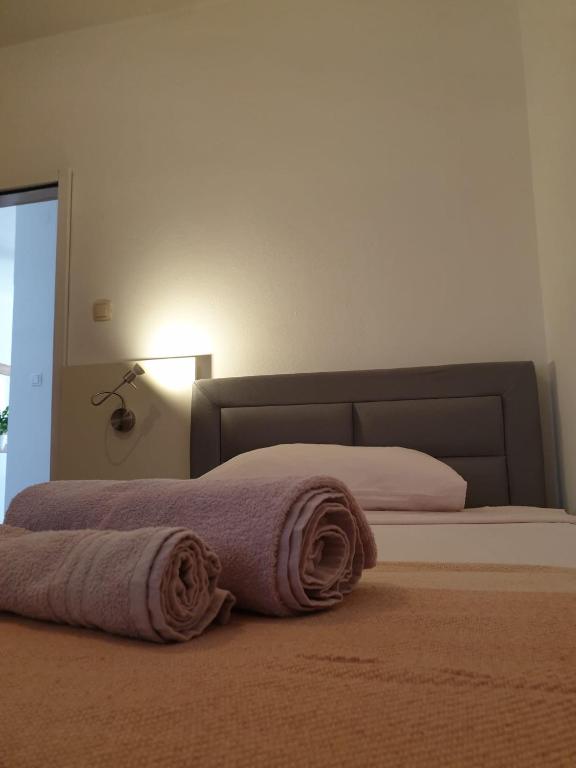 Postel nebo postele na pokoji v ubytování Apartments Ivana