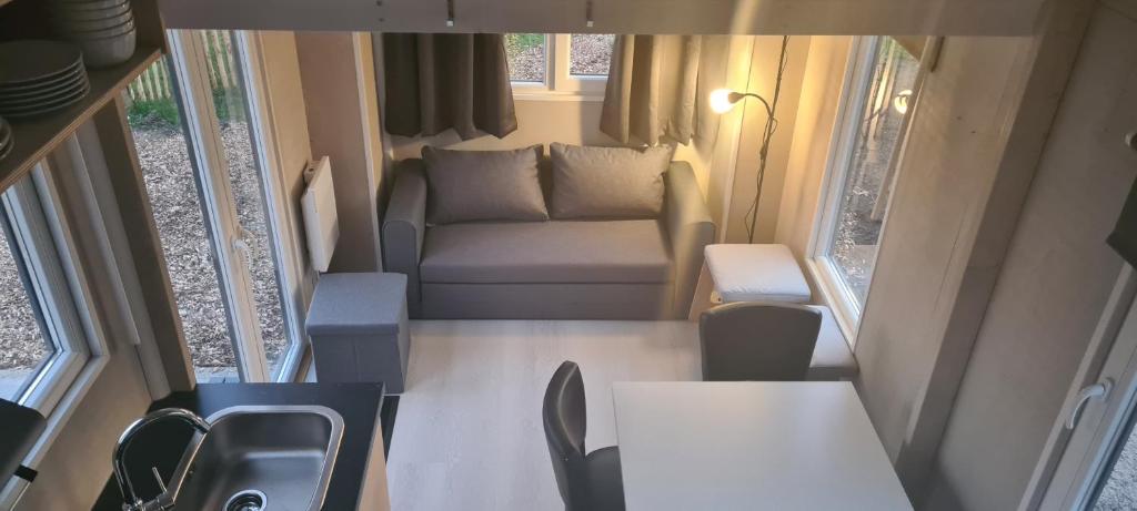 Posezení v ubytování Vakantiepark 't Urkerbos -Tiny house