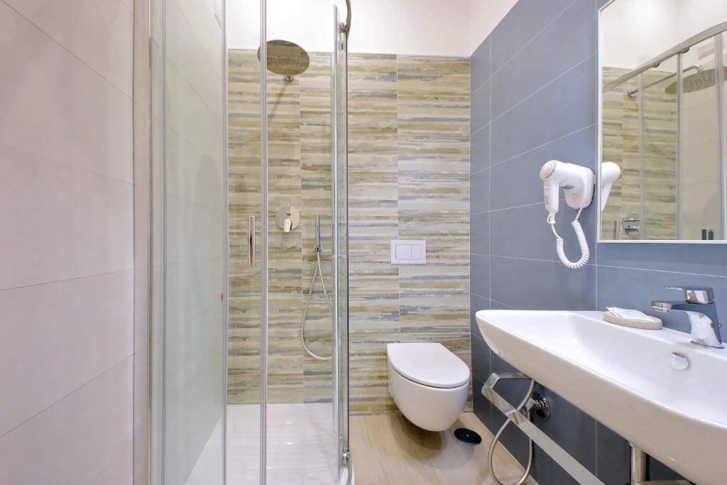 Un baño con ducha, inodoro y lavabo. en Gialli Vatican Guesthouse, en Roma