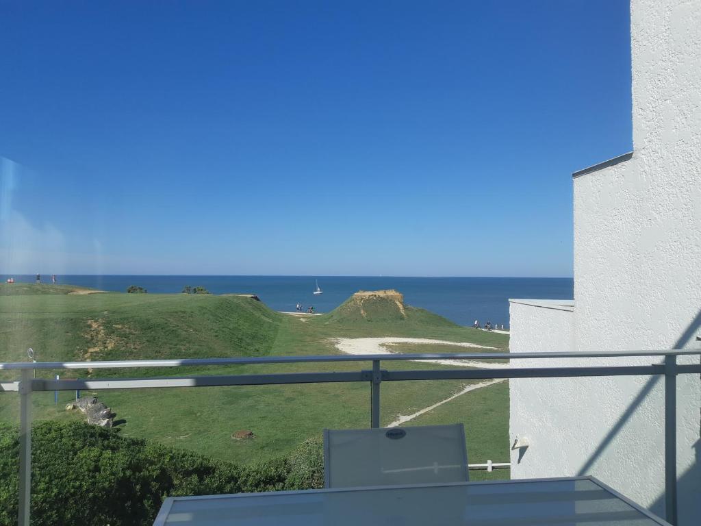 une vue sur l'océan depuis le balcon d'une maison dans l'établissement Royan vue mer, à Royan