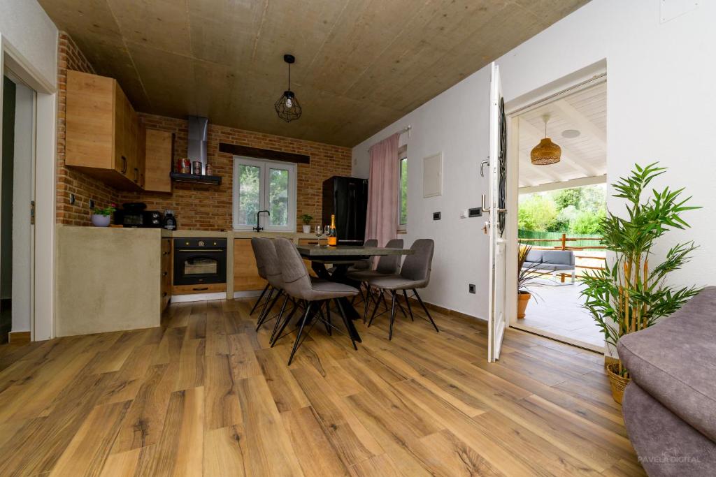 Kuchyň nebo kuchyňský kout v ubytování STONE HOUSE MAGALI