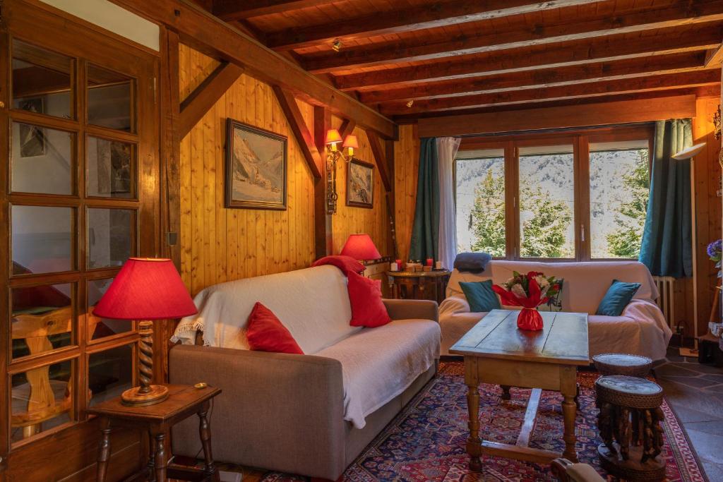 a living room with a couch and a table at Chalet Le Margouillat in Les Houches