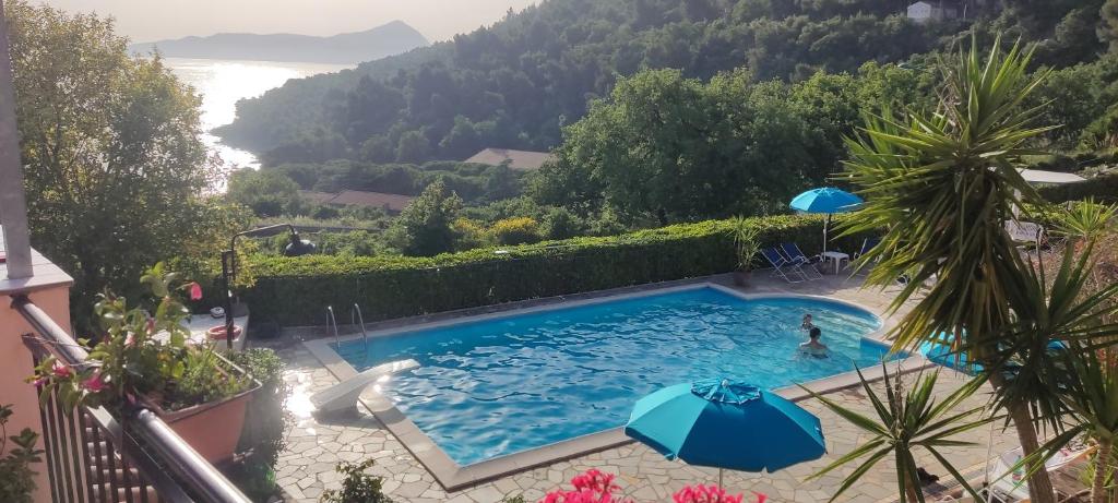 Bazén v ubytování Bed & Breakfast Laino nebo v jeho okolí