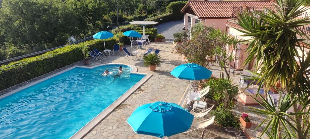 Bazén v ubytování Bed & Breakfast Laino nebo v jeho okolí