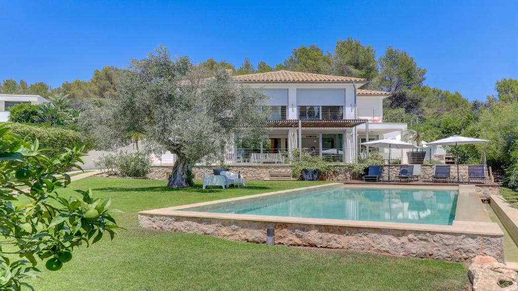 a house with a swimming pool in a yard at Villa Vista in Crestatx