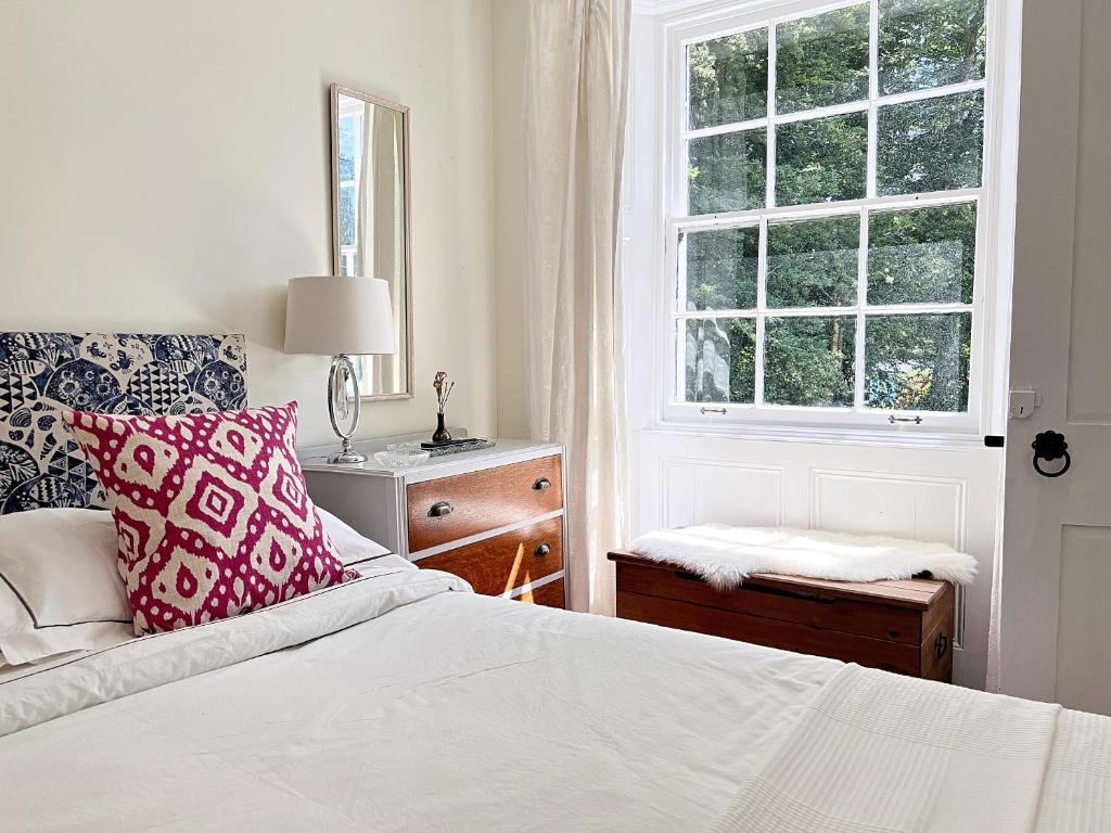 イェルバートンにあるHarrabeer Country Houseのベッドルーム(白いベッド1台、窓付)