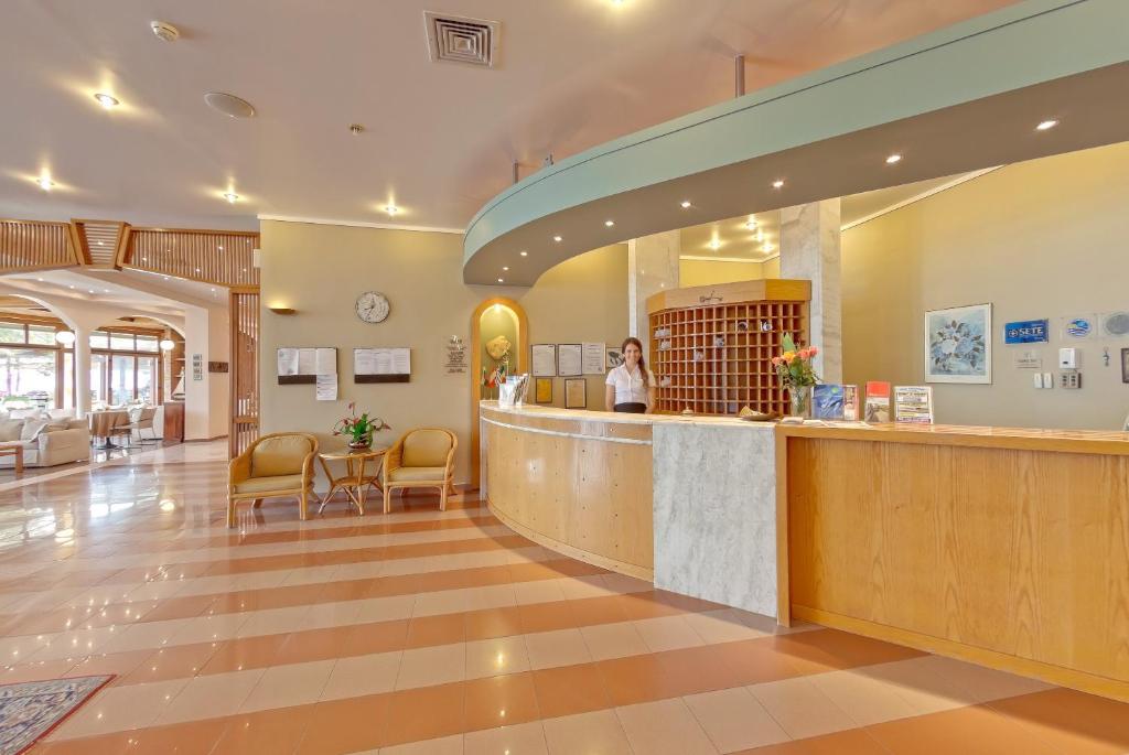 Fuajee või vastuvõtt majutusasutuses Possidi Holidays Resort & Suite Hotel
