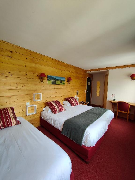 Postel nebo postele na pokoji v ubytování Logis Hotel Les Playes