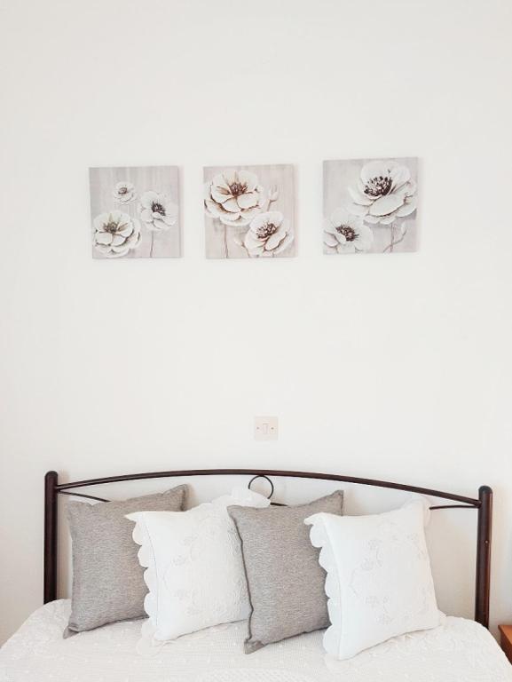 Postel nebo postele na pokoji v ubytování Intimate Olympus House