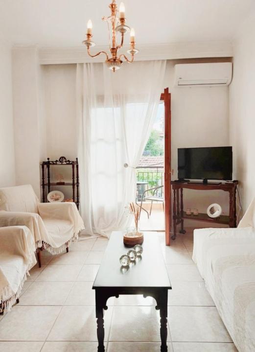 TV a/nebo společenská místnost v ubytování Intimate Olympus House