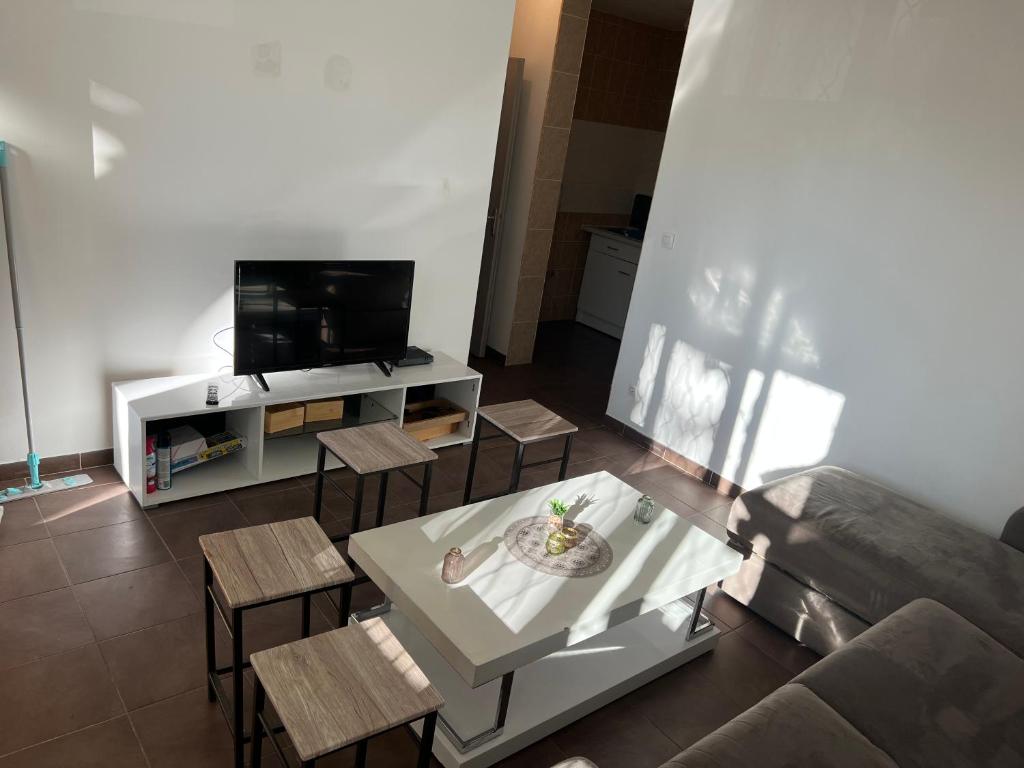 Televízia a/alebo spoločenská miestnosť v ubytovaní appartement tout équipé proche de la gare de Narbonne