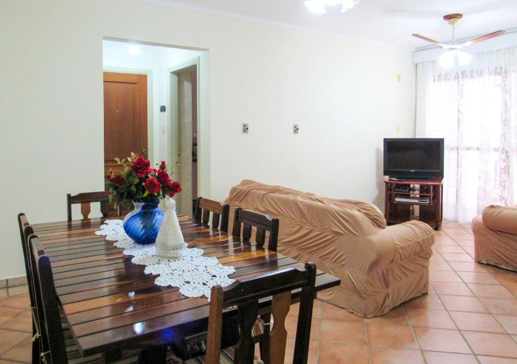 a living room with a table and a couch at Apto a 600 metros da Praia Grande em Ubatuba SP in Ubatuba