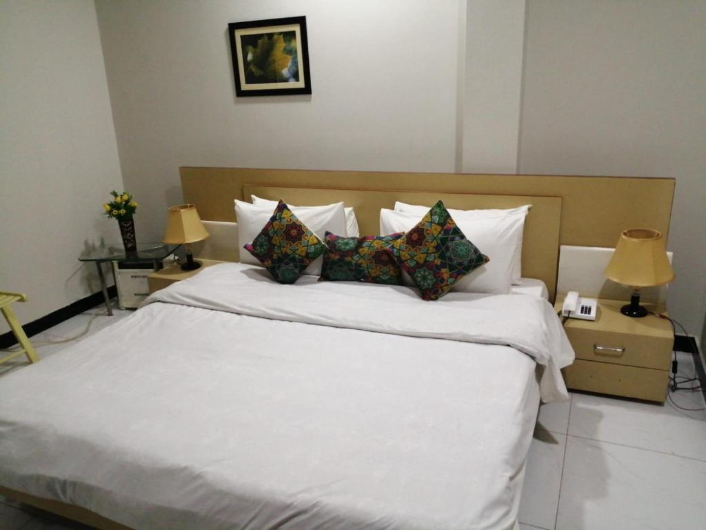 Cigar lodges & cafe - Housity