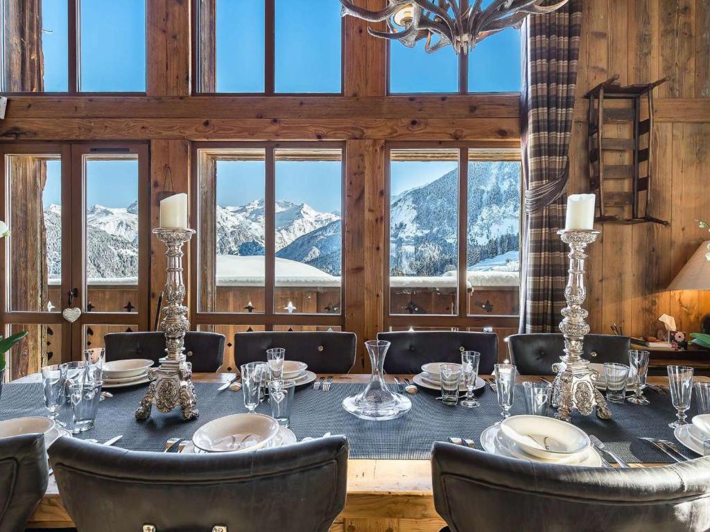 Photo de la galerie de l'établissement Superbe chalet avec 5 chambres, jacuzzi et services de luxe, à 300m des pistes à Courchevel Village - FR-1-562-21, à Courchevel