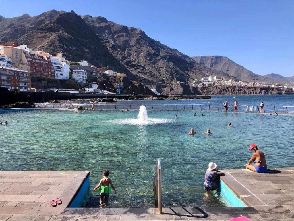 un grupo de personas en el agua en una playa en Casa Anita by TOR, en Punta del Hidalgo