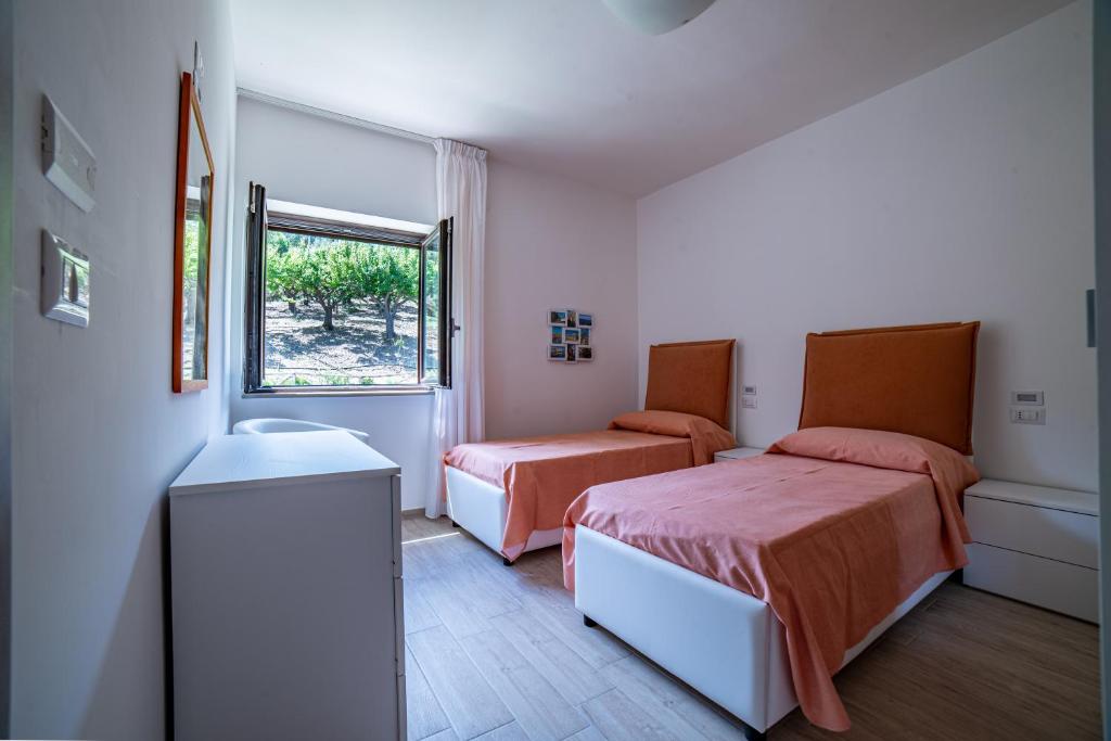 Ένα ή περισσότερα κρεβάτια σε δωμάτιο στο Casa Vacanze Il Vigneto: tra mare e natura 2