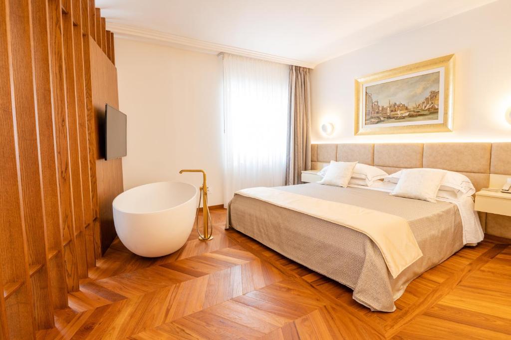 Postel nebo postele na pokoji v ubytování Pizzomunno Vieste Palace Hotel