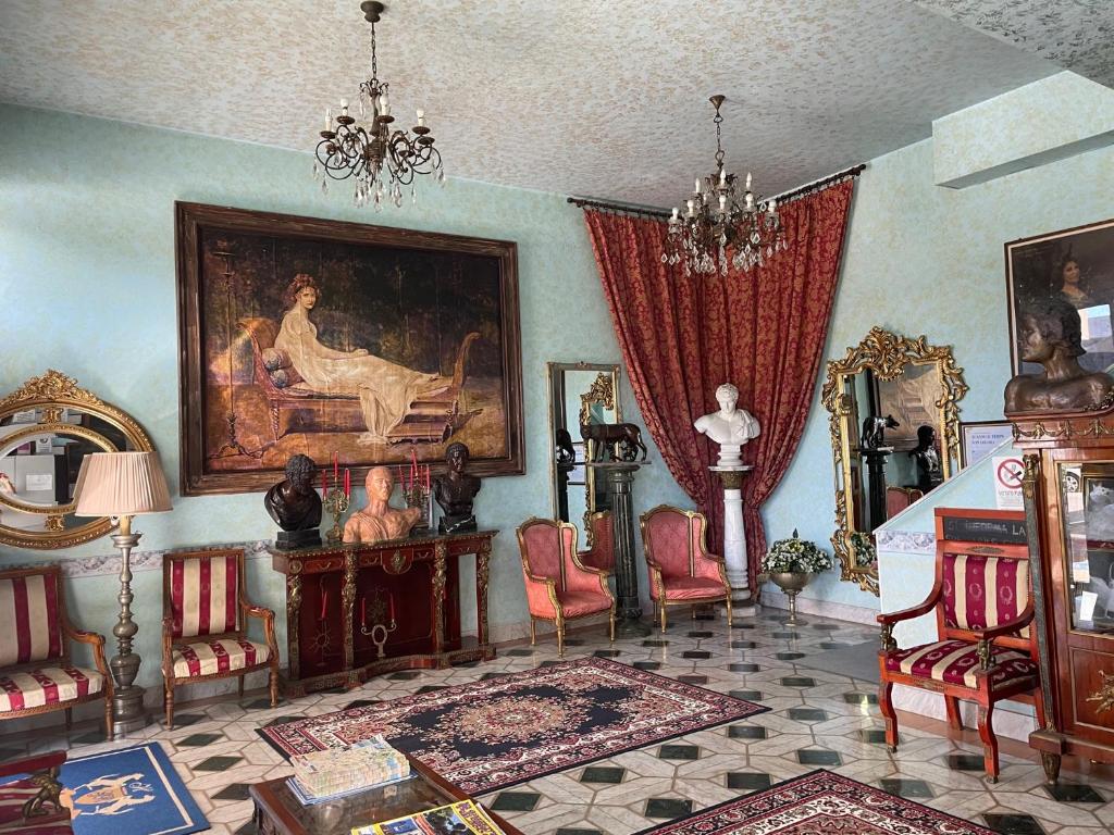 - un salon avec mobilier et peinture murale dans l'établissement Hotel Giulietta e Romeo, à Casal Palocco