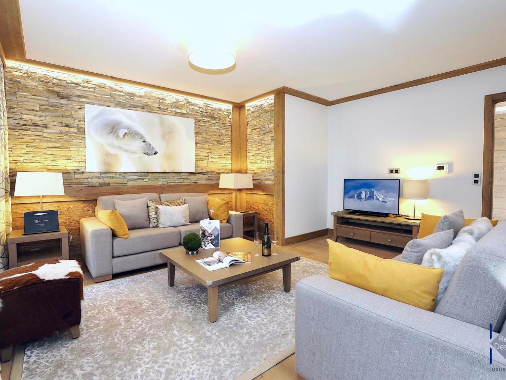 een woonkamer met 2 banken en een tv bij Appartement Courchevel 1550, 5 pièces, 8 personnes - FR-1-664-4 in Courchevel