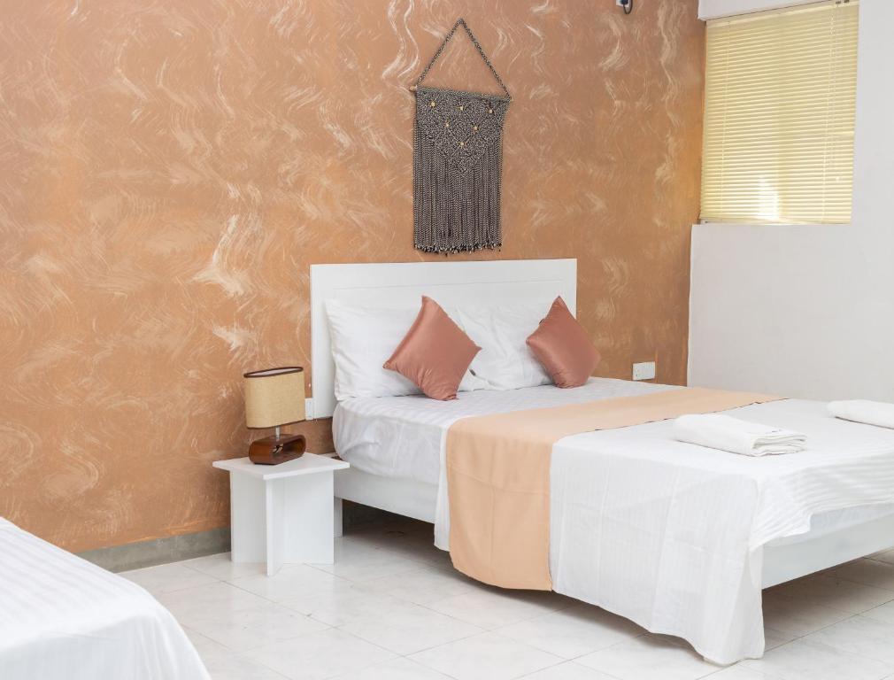 Habitación de hotel con 1 cama y 2 mesas en Bohemian Villa - Negombo en Negombo