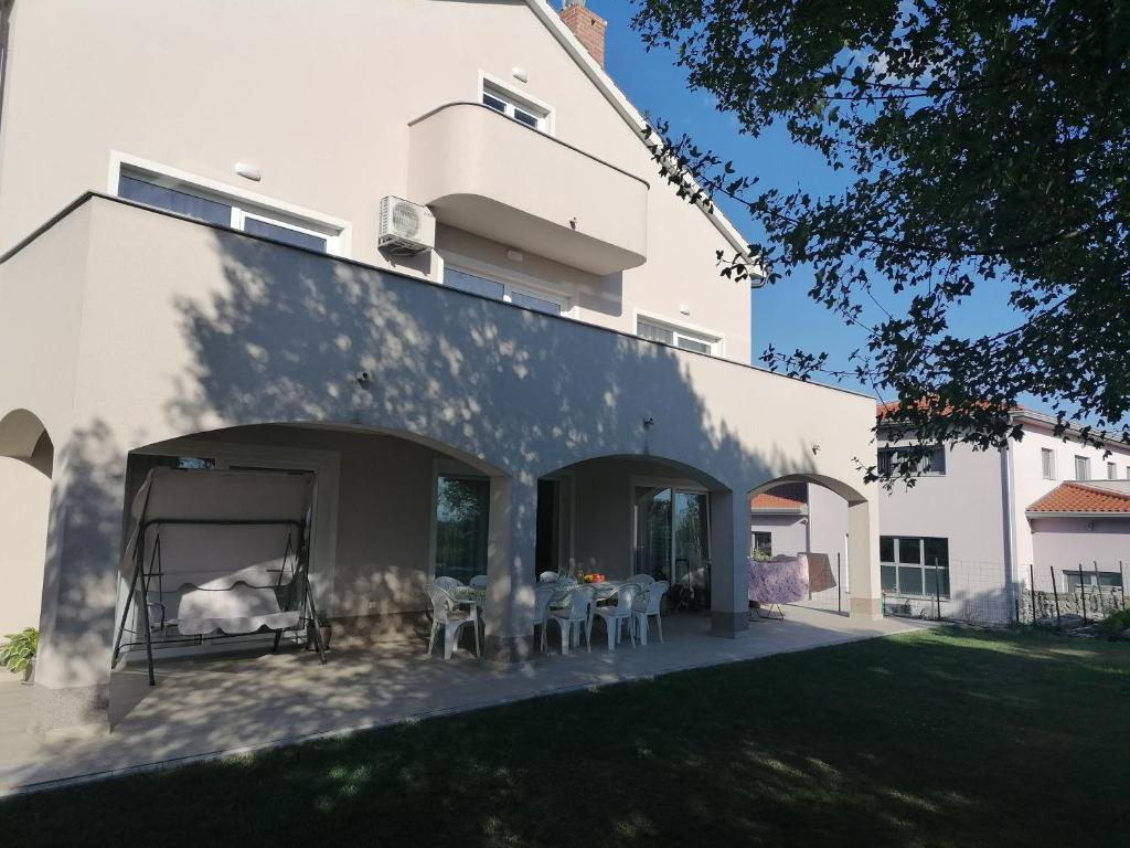 an external view of a house with a yard at Marina in Viskovo