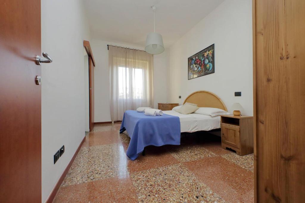 ローマにあるSilvano's Home In Romeのベッドルーム1室(ベッド1台、テーブル、窓付)