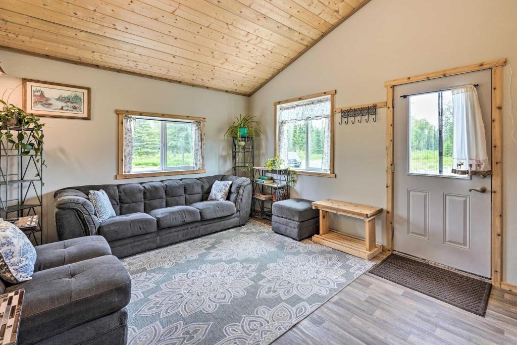 O zonă de relaxare la Secluded Kenai Peninsula Cottage in Ninilchik