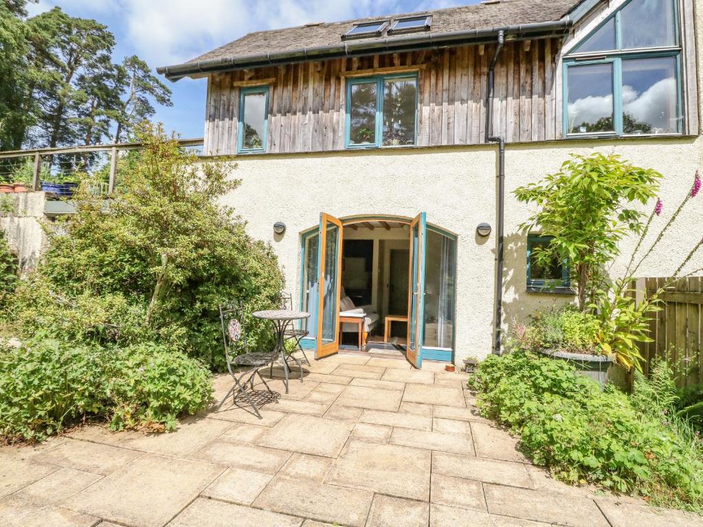 una imagen de una casa con patio en The Garden Flat, en Fort William