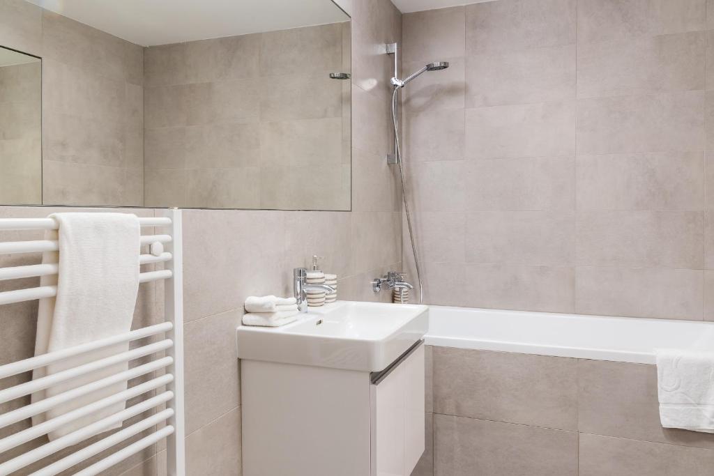 City Castle Apartments Free Parking - Resim 13