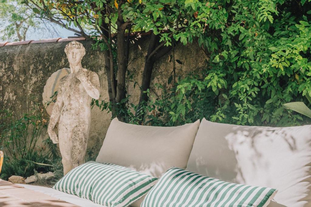 a bed with two pillows in front of a wall at Maison d'artistes - Pavillon Southway in Marseille